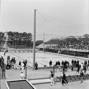 126109 Afbeelding van de opening van het openlucht wedstrijdbad van het Zwembad Den Hommel (Kennedylaan 5) te Utrecht.